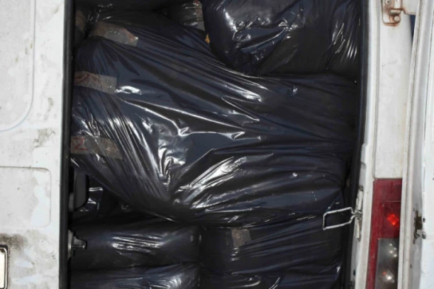 Trebalo je to da bude rutinska kontrola: Kada su policajci otvorili zadnja vrata kombija usledio je ŠOK jer je bio PUN