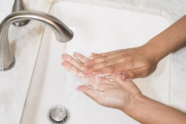 Ruke su vam suve od pranja? Dermatolog savetuje da nikako ne mažete OVO, a evo šta je pravo rešenje