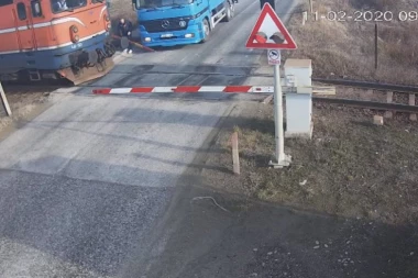 TRENUTAK GA DELIO OD SMRTI! Dramatičan snimak spasavanja čoveka kome su se kolica zaglavila među šinama! (VIDEO)