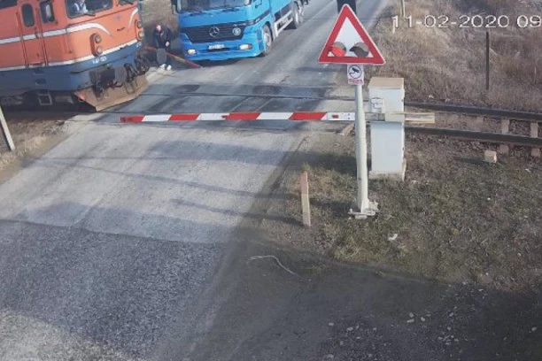 (VIDEO) Za dlaku izbegnuta tragedija! Kamion polomio rampu, mašinovođa jedva zaustavio voz