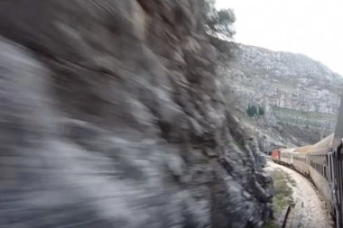 Voz sa 40 putnika naleteo na odron u kanjonu Lima! Lokomotiva izletela iz šina