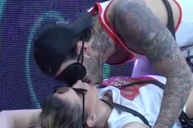 (VIDEO) Sve pršti od strasti: Đukić legao na Ivu, ljubio je strasno po celom telu, pa je završio na usnama i najstrašnije joj gurnuo jezik, Stefan zgranuto gledao!