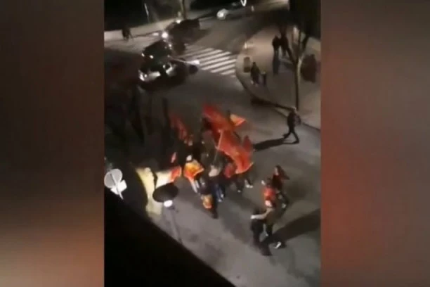 (VIDEO) Crnogorske ustaše sinoć provocirale u Nikšiću: Skandirali "Nije ovo Srbija" i klicali Milu Đukanoviću!