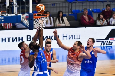 Igra mačke i miša u Nišu: Zvezda sporo upalila, pa demolirala nedorasli Radnički sa Krsta!