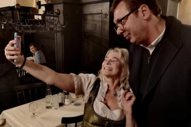Vučić u Minhenu svratio u tradicionalni restoran: Tamo je večerao nacinalno jelo i upoznao se sa našom Valjevkom
