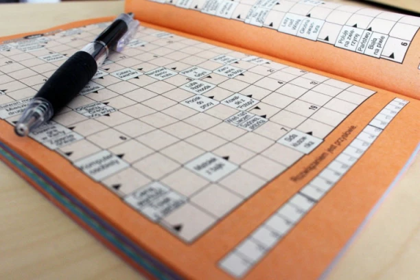 Zaposlena u opštini Valjevo rešava ukrštene reči dok na šalteru čeka 100 ljudi?! Ova SLIKA je razbesnela Srbiju!