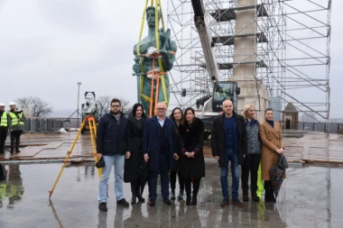 Vratio se na presto: Pobednik opet posmatra Beograd!