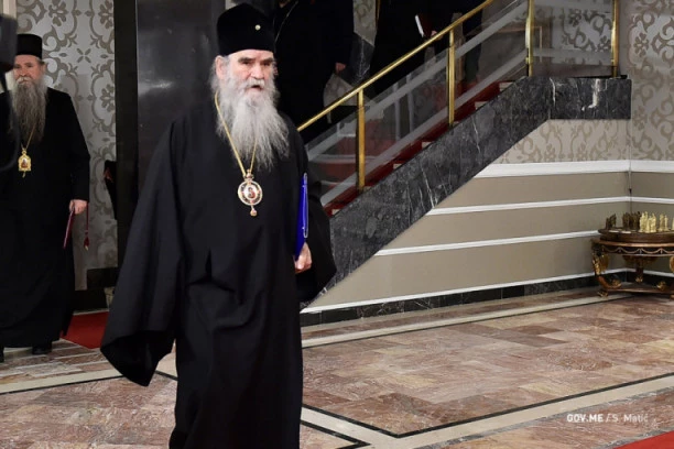 ŠTO ĆE POP U CRKVU?! Urednik crnogorske Borbe ironično o privođenju mitropolita Amfilohija