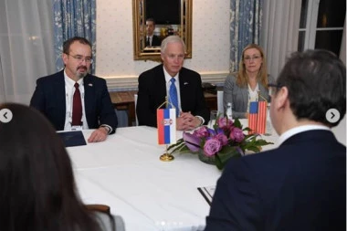 (FOTO) ZA KRAJ POSETE MINHENU: Vučić razgovarao sa senatorom Džonsonom