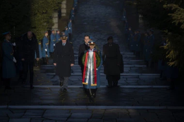 (FOTO) Izaslanik predsednika Srbije Nikola Selaković položio vence na Spomenik neznanom junaku