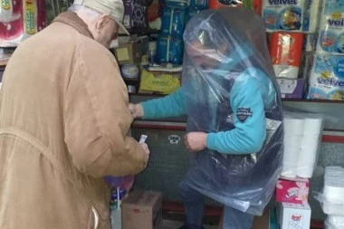 (FOTO) Srpski prodavac na pijaci jači od koronavirusa: Smeje mu se ceo region!