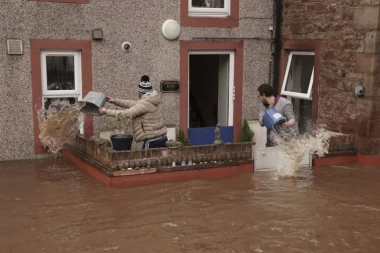 (FOTO) Oluja "Denis" napravila haos u Velikoj Britaniji: Dvoje ljudi poginulo!