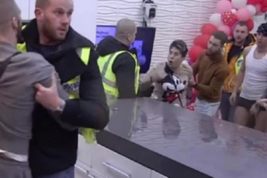 (VIDEO) Pala mu klapna! Žestok sukob u "Zadruzi": OBEZBEĐENJE jedva sprečilo Mensura da prebije Matoru, gađao je u glavu!