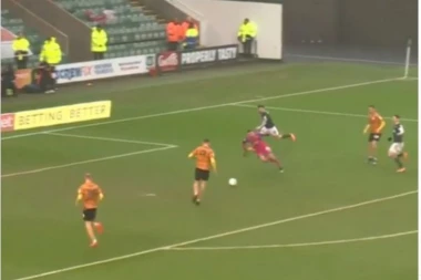 (VIDEO) Čoveče, promeni sport dok nije kasno: Engleska u suzama od smeha, spektakularan promašaj fudbalera Krua obišao planetu!