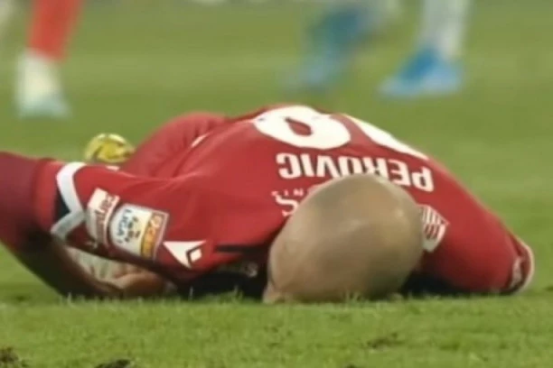Oglasio se Perović posle žestokog udarca u glavu: Dobro sam, bitno da smo pobedili!