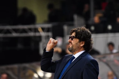 (VIDEO) TRINKIJERI KAO DULE VUJOŠEVIĆ: Italijan potpuno poludeo i nasrnuo na svog igrača!