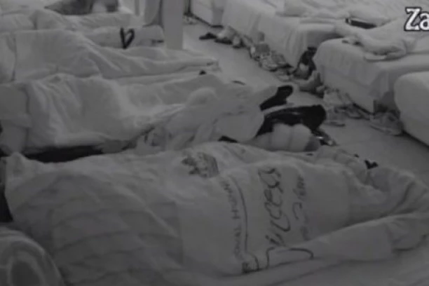 (VIDEO) Tresle se kamere! Zadrugari imali se*s pred punom sobom: Zaboravili da ih snimaju, pa uradili OVO!