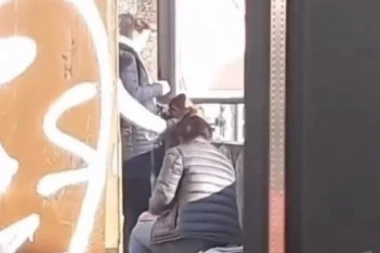 (ŠOK VIDEO) Strašno! Momak udara devojku flašom u glavu usred Beograda, niko ne reaguje!