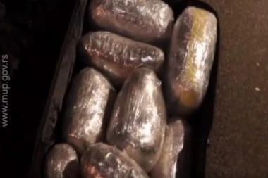 (FOTO, VIDEO) Kilogrami smrti pronađeni u koferu! Beograđanin pravio, pa rasturao drogu, policija u stanu zatekla užas