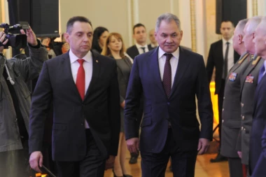 Vulin čestitao Šojguu Dan pobede: Srbi nikada neće pristati da se istorija menja!