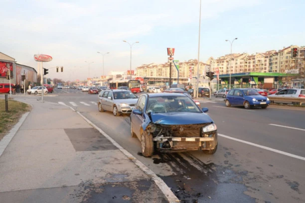 (FOTO SA LICA MESTA) Stravična nesreća na Adi Ciganliji: Automobil naleteo na roditelje sa decom na pešačkom!