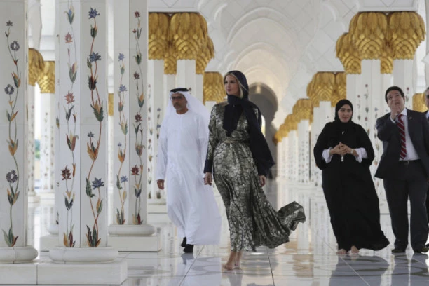 (FOTO) BOSA I SA HIDŽABOM U DŽAMIJI: Fotografije Ivanke Tramp izazvale buru na društvenim mrežama