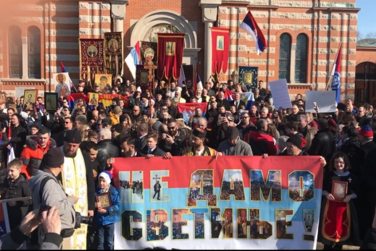(FOTO, VIDEO) SLIKA ZA PONOS! Srbi i Crnogorci u Indijani organizovali prvu litiju u SAD: Ne damo svetinje!
