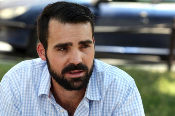 BAĆA PROMENIO IMIDŽ! Glumac se pojavio u javnosti, pokazao novu firzuru i sve ostavio bez teksta!