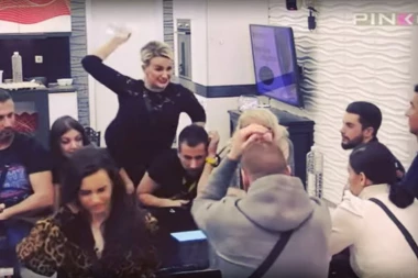 (VIDEO) DISKVALIFIKACIJA? Nikad jezivija scena: Ermina udarila Mensura flašom u glavu!