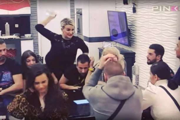 (VIDEO) DISKVALIFIKACIJA? Nikad jezivija scena: Ermina udarila Mensura flašom u glavu!