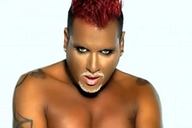 (FOTO) Nekada je izgledao kao žena! Azis potpuno promenio lični opis, a evo sa kojim po*no glumcem je u vezi!