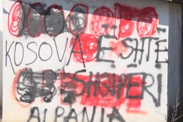UGNJETAVANJE SRBA SE NE ZAUSTAVLJA! Grafiti sa psovkama na albanskom jeziku zgrozili Srbe!