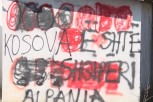 UGNJETAVANJE SRBA SE NE ZAUSTAVLJA! Grafiti sa psovkama na albanskom jeziku zgrozili Srbe!