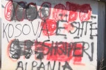 UGNJETAVANJE SRBA SE NE ZAUSTAVLJA! Grafiti sa psovkama na albanskom jeziku zgrozili Srbe!