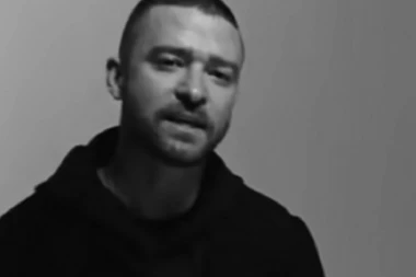 Sramota, nije mogao ni da završi nastup: Džastina Timberlejka gađali flašom urina!