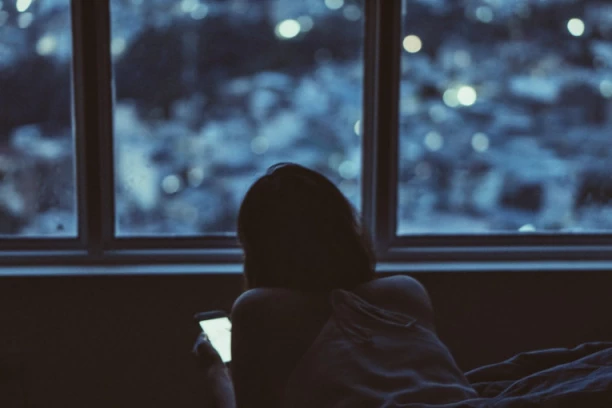 Zabrinjavajuće! Devojčica iz Beograda 4 noći igrala igrice na mobilnom, pa dobila napad i završila u Hitnoj!