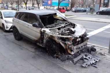 IZGOREO AUTOMOBIL NA PUTU KOD LAĆARKA: Vatrogasci brzo reagovali, oštećen i deo novog asfalta