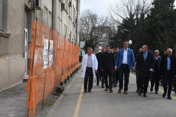 (FOTO, VIDEO) Vučić obišao radove na Klinici za infektivne bolesti: Ovo je velika i važna stvar za celu Srbiju!