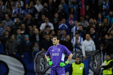 Kasiljas kači rukavice o klin