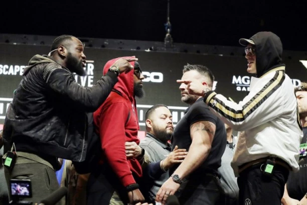 (FOTO, VIDEO) Dva teškaša se umalo potukla pre meča!