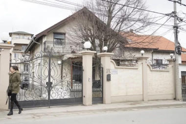 (FOTO SA LICA MESTA) Ovde je jutros bačena kašikara, a evo šta tvrdi vlasnik doma!