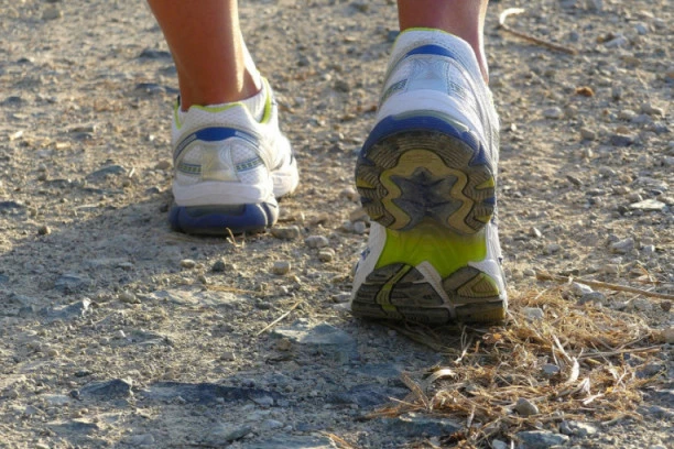 LETO JE PRED VAMA, VRATITE SE U FORMU NA VREME: 7 zakona skidanja kilograma BEZ TERETANE, potrebna je samo ŠETNJA