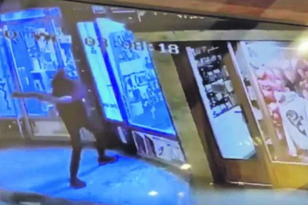 (FOTO) Razbio izlog i pokrao ručne satove i telefone: Policija uhapsila lopova na osnovu snimka