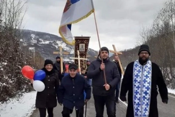 STARINA NA ČELU LITIJE! Đed Gojko brani Crkvu: Ponosni heroj sa planine Čakor prepešačio osam kilometara da odbrani svetinje