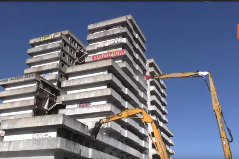 (VIDEO) Ruši se mafijaško naselje u Napulju!
