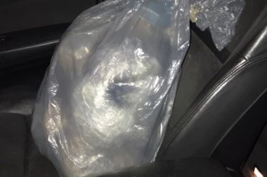 ŠTEK-SEDIŠTE U MEČKI: Policija kod vozača pronašla čak 15 kilograma marihuane