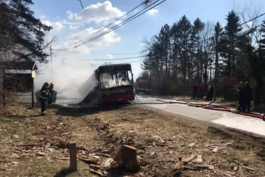 GORI AUTOBUS U BORČI! Putnici bežali od vatre, vatrogasci se bore sa plamenom!