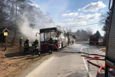 (FOTO, VIDEO) Nadomak Beograda potpuno izgoreo gradski autobus