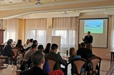 (FOTO) Vučić sa mladim liderima SNS-a: Ponosan sam na njihovu energiju i želju da uče!