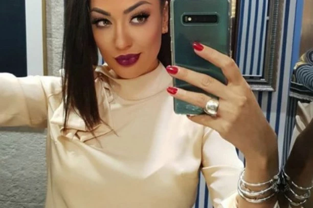 (FOTO) IZBACITE SANDRU REŠIĆ IZ BELE KUĆE: Poznata pevačica otkrila svoje pravo mišljenje o zadrugarki nakon što ju je videla u rijalitiju!